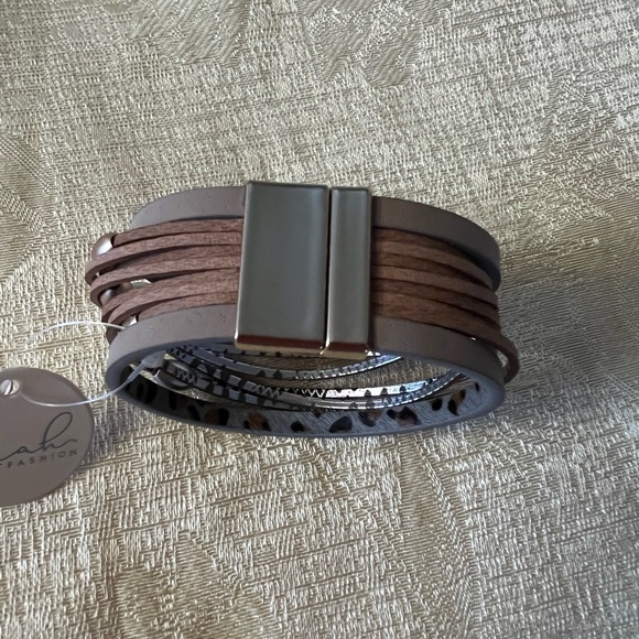Reversable Leather Bracelet - Picture 8 of 8